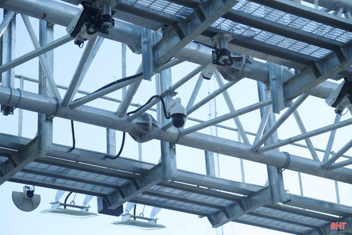 Hệ thống camera AI, camera giám sát tải trọng xe còn được lắp đặt trên các giá long môn.