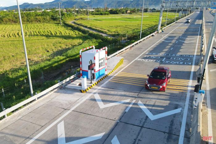 Theo yêu cầu của Bộ Xây dựng, hệ thống thu phí cao tốc qua Hà Tĩnh phải hoàn thành lắp đặt, đưa vào khai thác trước ngày 25/6, tổ chức thu phí từ ngày 15/7. Hiện nay, Ban QLDA Thăng Long và đơn vị liên quan đang tập trung hoàn thành toàn bộ các phần việc để đáp ứng kế hoạch mà Bộ Xây dựng đề ra.