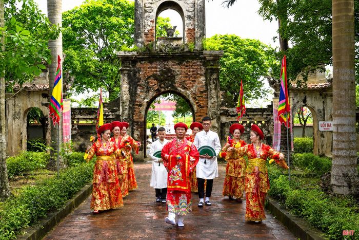 Một nghi thức diễn xướng chầu văn trong lễ giỗ Lê Khôi được tổ chức hằng năm tại đền Chiêu Trưng (xã Đức Quang).