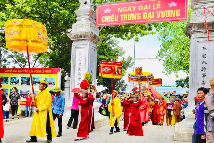 Lễ rước linh vị Chiêu Trưng Đại vương Lê Khôi từ các đền thờ vọng về đền chính trong Lễ hội đền Lê Khôi. Ảnh: Tư liệu.