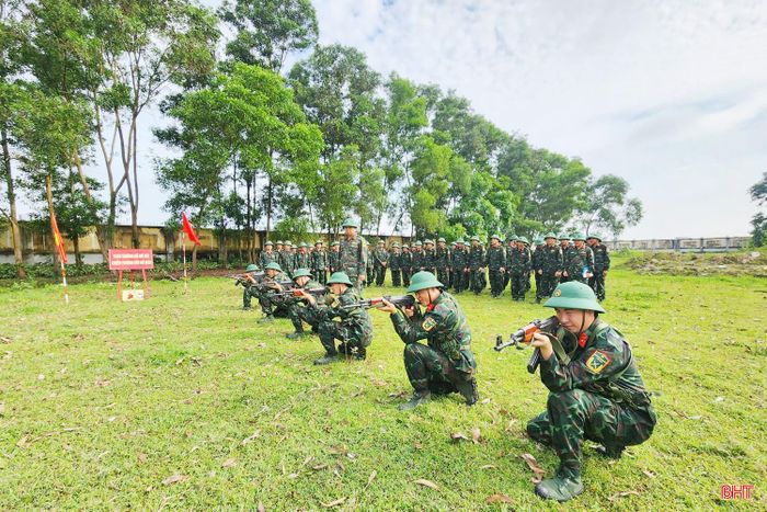Lực lượng dự bị động viên thuộc Ban Chỉ huy Phòng thủ khu vực 3 - Kỳ Anh tập trung nâng cao chất lượng các bài bắn súng tiểu liên AK.