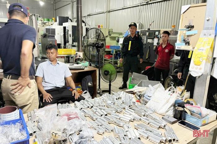 Võ Thành Tài (áo trắng) - Giám đốc Công ty cơ khí CNC MASTER TECH cùng tang vật bị thu giữ.