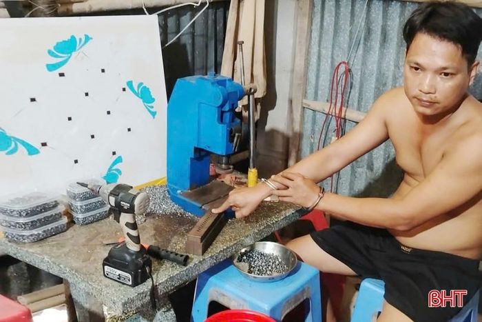 Đối tượng Tăng Văn Tuấn Tài bị bắt khi đang dập đạn chì.