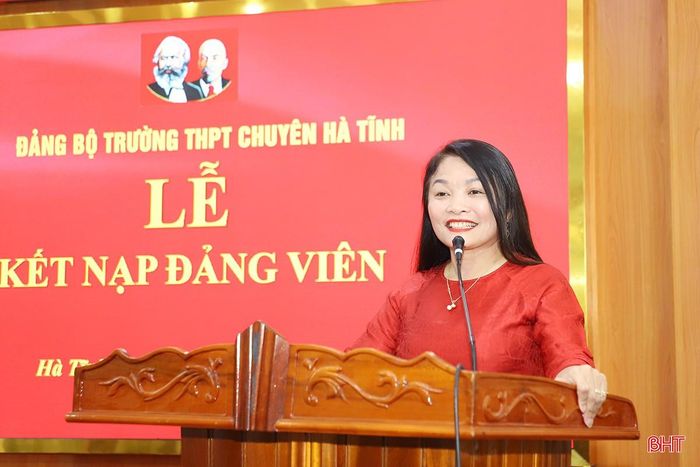 Phó Bí thư chuyên trách Đảng ủy UBND tỉnh Nguyễn Thị Hà Tân chúc mừng các đảng viên mới.