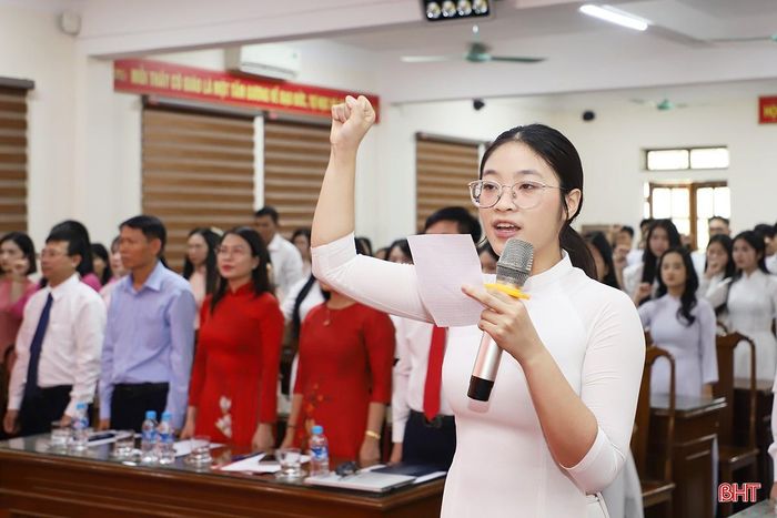 Đảng viên Trương Ngọc Linh đọc lời tuyên thệ tại buổi lễ.
