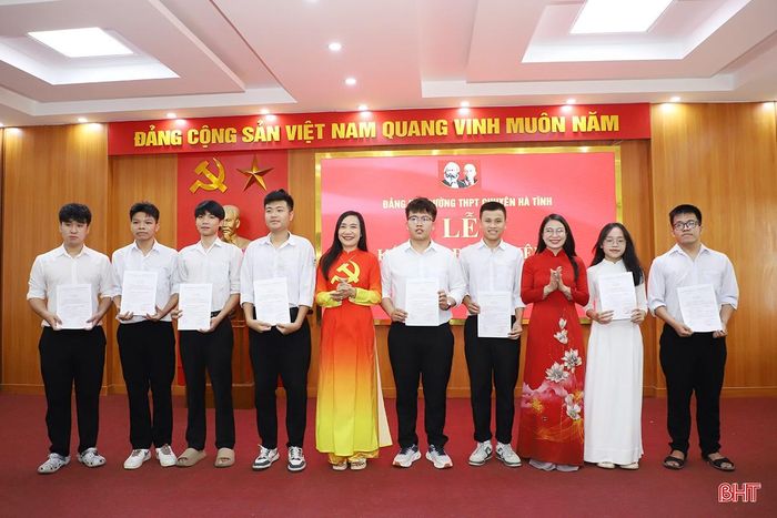 Dịp này, 60 học sinh chính thức được kết nạp vào Đảng.