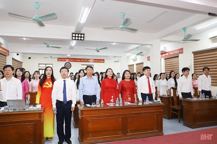 Đại biểu thực hiện nghi lễ chào cờ.
