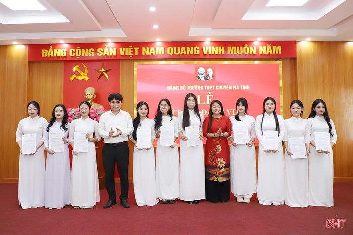 Các đảng viên được kết nạp thuộc 5 chi bộ của Đảng bộ Trường THPT Chuyên Hà Tĩnh.