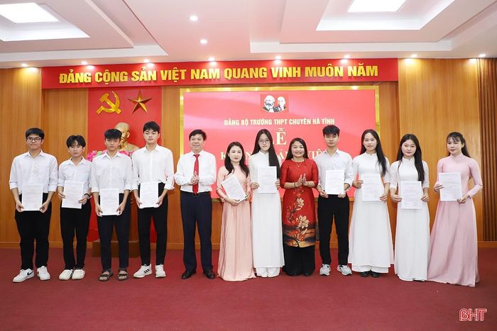 Phó Bí thư chuyên trách Đảng ủy UBND tỉnh Nguyễn Thị Hà Tân và Hiệu trưởng Trường THPT Chuyên Hà Tĩnh Hoàng Bá Hùng trao quyết định kết nạp Đảng cho học sinh và giáo viên.