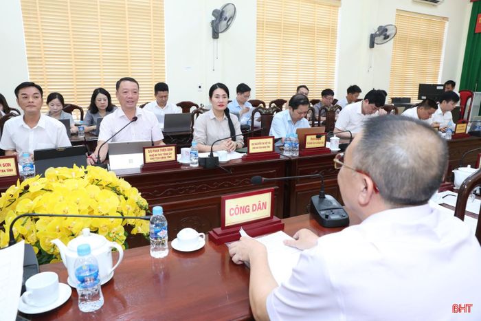 Chủ tịch UBND tỉnh Phan Thiên Định trao đổi với công dân.