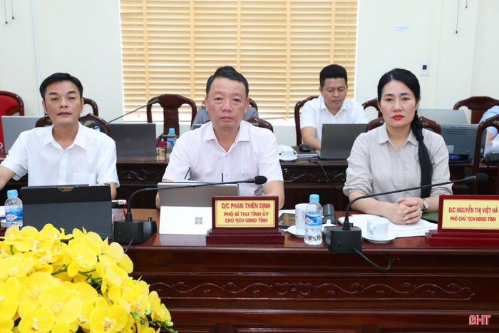 Chủ tịch UBND tỉnh Phan Thiên Định, Phó Chủ tịch HĐND tỉnh Nguyễn Thị Việt Hà và lãnh đạo Thanh tra tỉnh tại phiên tiếp công dân định kỳ tháng 6.