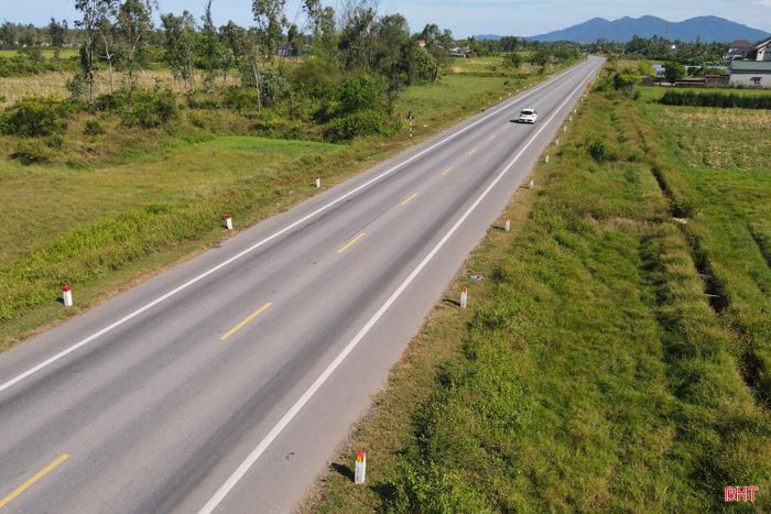 Điểm cuối giao với đường ven biển, thuộc xã Đan Hải, tỉnh Hà Tĩnh.