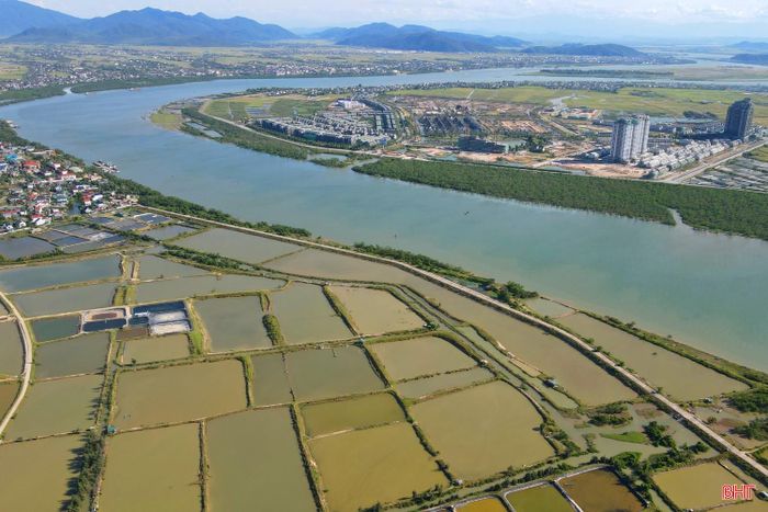 Theo nghiên cứu sơ bộ phương án đầu tư, dự án xây dựng tuyến đường kết nối tỉnh Nghệ An và tỉnh Hà Tĩnh qua cầu Bến Thủy 3 có chiều dài khoảng 3,5 km, trong đó, phần cầu dài khoảng 1,3 km, bề rộng 23,5m, được thiết kế bằng bê tông cốt thép dự ứng lực, nhịp chính đề xuất đầu tư cầu vòm thép.