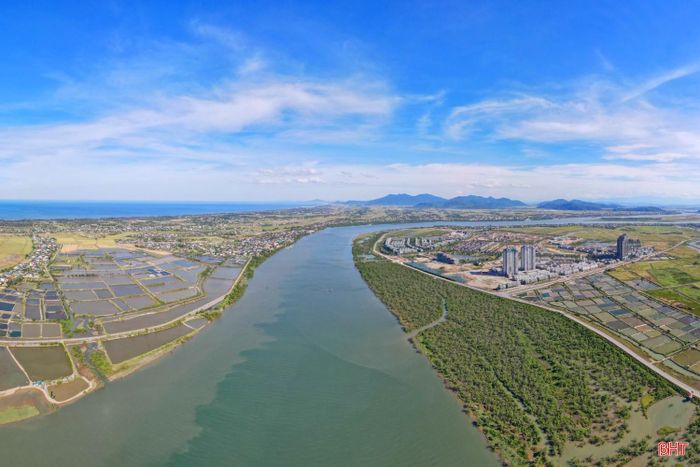 Đường đầu cầu phía tỉnh Nghệ An dài khoảng 0,6 km, phía tỉnh Hà Tĩnh dài khoảng 1,6km, thiết kế theo tiêu chuẩn đường cấp II đồng bằng, bề rộng nền 22,5m.