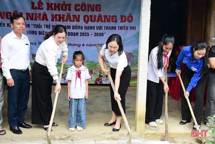 Đại biểu tiến hành nghi thức khởi công xây dựng “Ngôi nhà khăn quàng đỏ”.