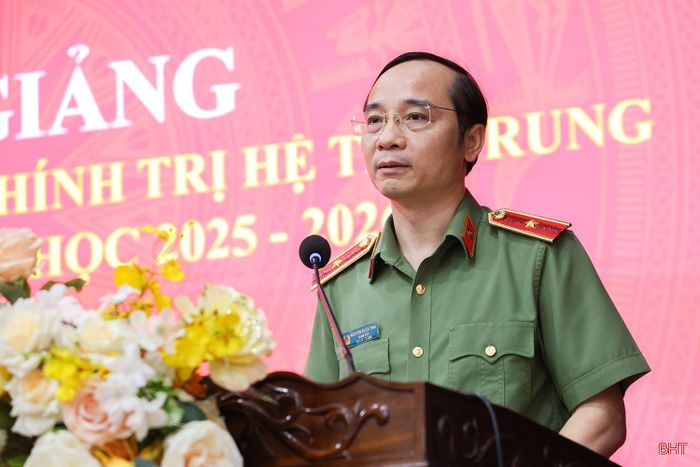 Thiếu tướng Nguyễn Xuân Thao - Ủy viên BTV Tỉnh ủy, Giám đốc Công an tỉnh phát biểu chúc mừng các học viên đã hoàn thành khóa học.