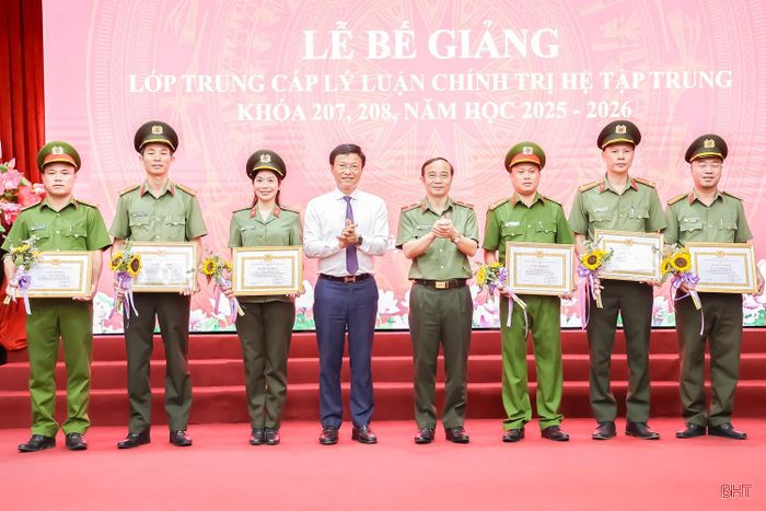 Trường Chính trị Trần Phú trao tặng giấy khen cho 6 học viên có thành tích xuất sắc trong học tập và rèn luyện.