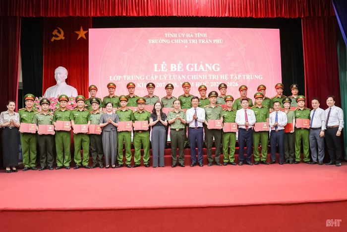 Học viên hai lớp trung cấp chính trị K207 và K208 nhận bằng tốt nghiệp.