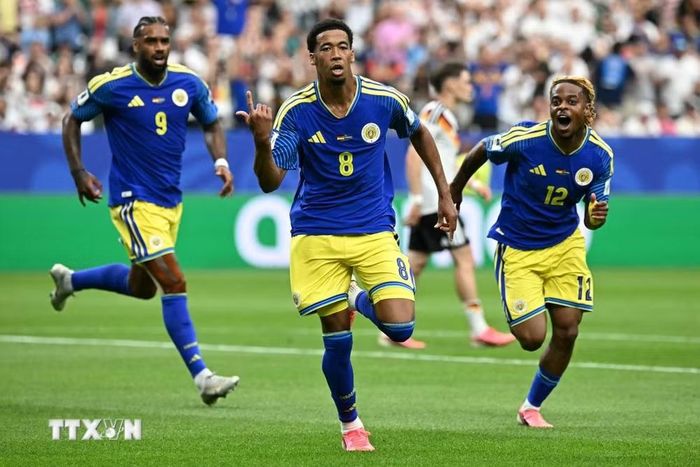 Livano Comenencia (số 8) ghi bàn thắng lịch sử cho Curacao. (Ảnh: AFP/TTXVN)