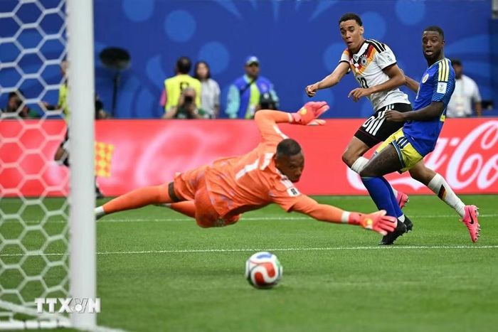 Tiền vệ Jamal Musiala tung cú sút chéo góc hiểm trước khung thành tuyển Curacao, nâng cách biệt lên 4-1 cho tuyển Đức. (Ảnh: AFP/TTXVN)