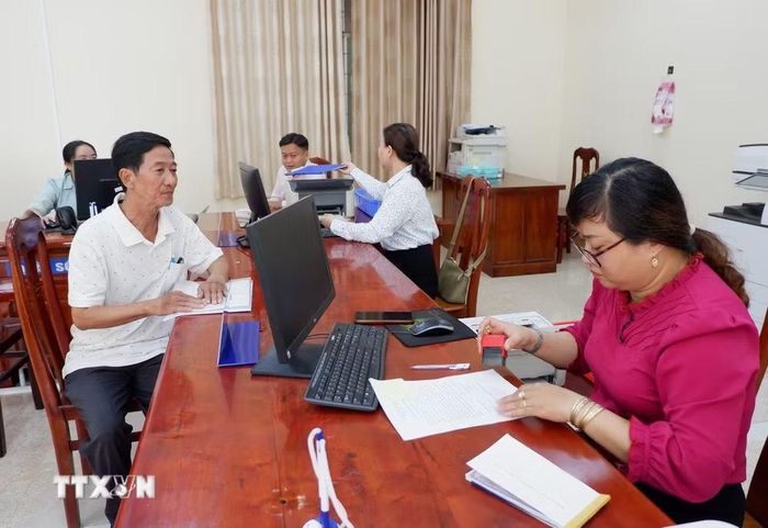 Người dân đến giải quyết thủ tục hành chính tại Trung tâm Phục vụ hành chính công xã Mỹ Yên, tỉnh Tây Ninh. (Ảnh: Đức Hạnh/TTXVN)