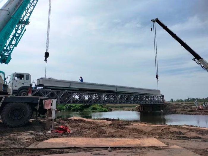 Nhà thầu thi công hạng mục đúc dầm cầu cao tốc. (Ảnh: PV/Vietnam+)