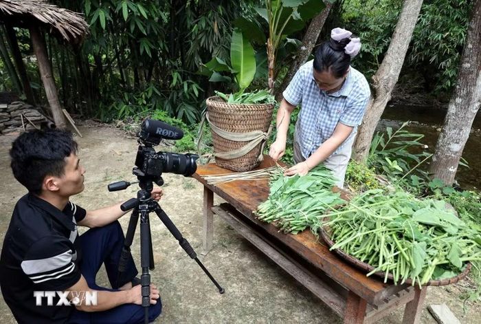 Youtuber nổi tiếng với hàng triệu người theo dõi Lý Thị Ca, dân tộc Dao ở xã thôn Khau Cau, xã Lâm Bình đang quay hình giới thiệu các sản phẩm địa phương. (Ảnh: Trần Việt/TTXVN)
