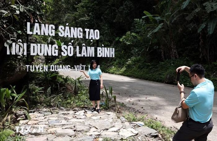 Du khách "check in" tại Làng sáng tạo nội dung số ở xã Lâm Bình, Tuyên Quang. (Ảnh: Trần Việt/TTXVN)