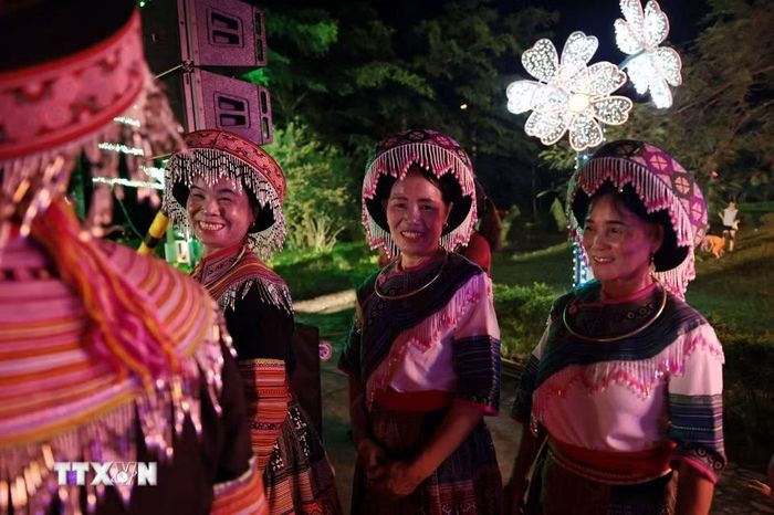Đồng bào địa phương tham gia đốt lửa trại cùng du khách tại xã Lâm Bình, Tuyên Quang. (Ảnh: Trần Việt/TTXVN)