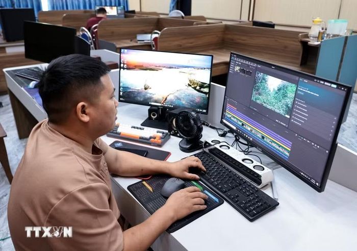 Rất nhiều hộ ở Làng sáng tạo nội dung số, xã Lâm Bình đầu tư thiết bị làm clip giới thiệu sản phẩm địa phương phát trên các nền tảng số. (Ảnh: Trần Việt/TTXVN)