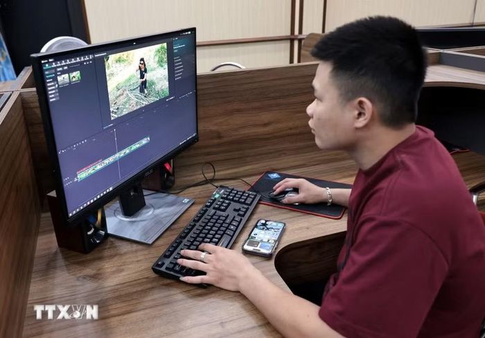 Rất nhiều hộ ở Làng sáng tạo nội dung số, xã Lâm Bình đầu tư thiết bị làm clip giới thiệu sản phẩm địa phương phát trên các nền tảng số. (Ảnh: Trần Việt/TTXVN)