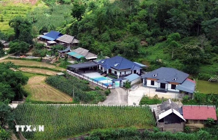 Nhiều hộ dân ở Làng sáng tạo nội dung số xã Lâm Bình, Tuyên Quang xây được nhà khang trang nhờ làm YouTuber. (Ảnh: Trần Việt/TTXVN)