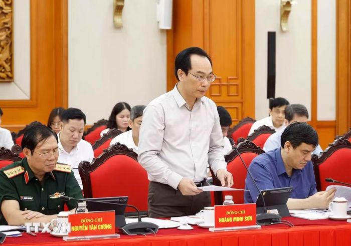 Đồng chí Hoàng Minh Sơn, Ủy viên Trung ương Đảng, Bộ trưởng Bộ Giáo dục và Đào tạo báo cáo tại cuộc làm việc. (Ảnh: Thống Nhất/TTXVN)