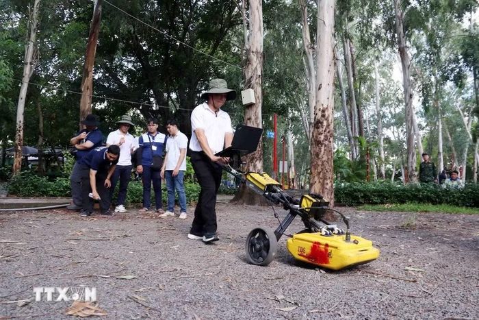 Phương pháp Radar xuyên đất được xử dụng để xây dựng mô hình hình ảnh trực quan về cấu trúc dưới mặt đất, tạo cơ sở cho công tác xác định nơi chôn cất thi hài các liệt sỹ. (Ảnh: Xuân Khu/TTXVN)
