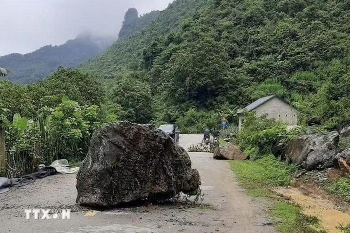 Một tảng đá to lăn từ trên đỉnh núi xuống Bản Phạn, xã Quang Long. (Ảnh: TTXVN phát)