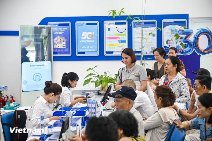 9 giờ sáng 15/6, VinaPhone chính thức tạm dừng cung cấp dịch vụ chiều đi đối với gần 3 triệu thuê bao thuộc diện phải xác thực nhưng chưa hoàn tất thủ tục. (Ảnh: Minh Sơn/Vietnam+)