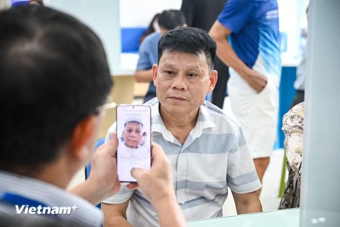 Ông Lê Văn Hòa cho hay đã nhiều lần nhận được cuộc gọi và tin nhắn nhắc xác thực nhưng do công việc bận rộn nên chưa thực hiện. (Ảnh: Minh Sơn/Vietnam+)
