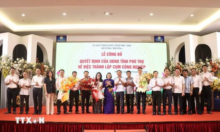 Lãnh đạo tỉnh Phú Thọ chụp ảnh cùng các cụm công nghiệp nhận quyết định thành lập. (Ảnh: Thu Hương/TTXVN)