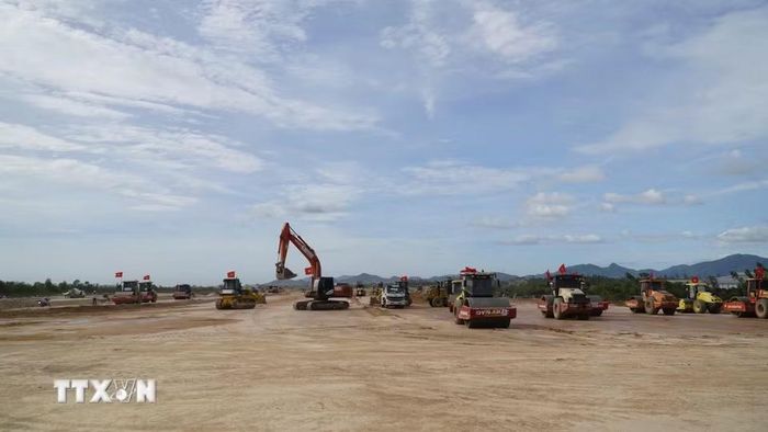 Khẩn trương thi công, phấn đấu dự kiến thực hiện bay hiệu chuẩn trong tháng 7/2026. (Ảnh: Sỹ Thắng/TTXVN)