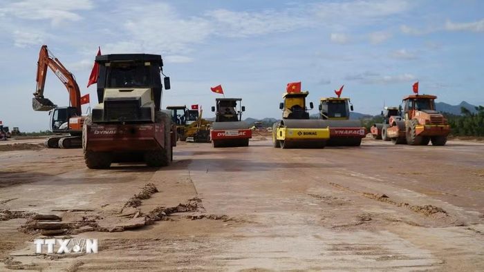 Thực hiện lu, lèn đường cất, hạ cánh số 2. (Ảnh: Sỹ Thắng/TTXVN)