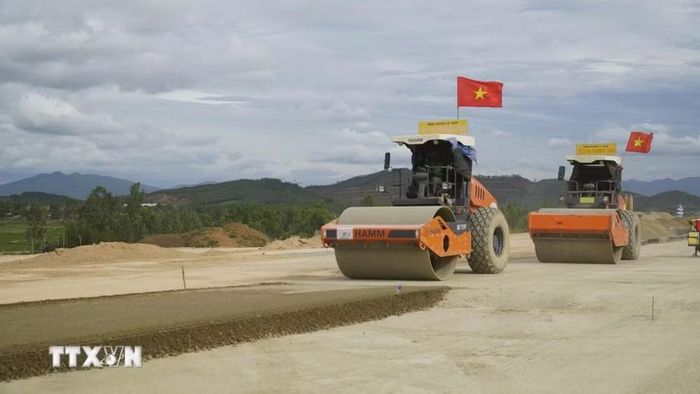 Một số đoạn đường băng đã được đổ bê tông. (Ảnh: Sỹ Thắng/TTXVN)
