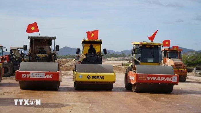 Thực hiện lu, lèn đường cất, hạ cánh số 2. (Ảnh: Sỹ Thắng/TTXVN)