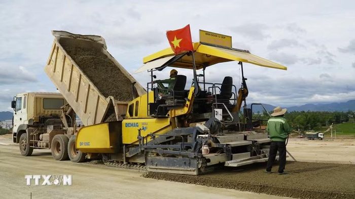 Một số đoạn đường băng đã được đổ bê tông. (Ảnh: Sỹ Thắng/TTXVN)