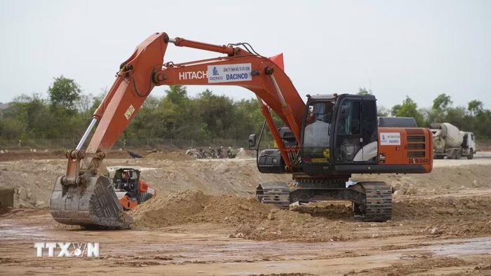 Tranh thủ thi công để chạy đua với tiến độ dự án. (Ảnh: Sỹ Thắng/TTXVN)