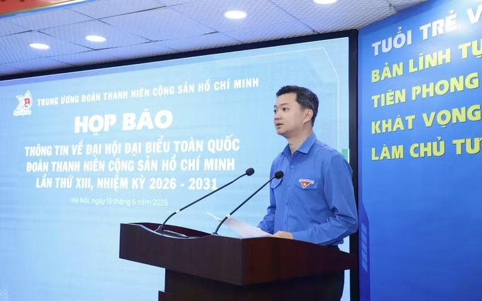 Ủy viên Dự khuyết Ban Chấp hành Trung ương Đảng, Bí thư thường trực Trung ương Đoàn Nguyễn Minh Triết thông tin về chương trình đại hội. (Ảnh: Vietnam+)