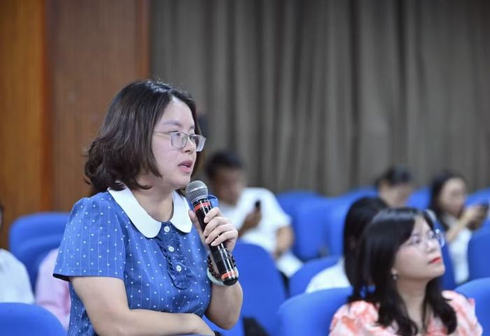 Phóng viên đặt câu hỏi với ban tổ chức tại họp báo. (Ảnh: Vietnam+)
