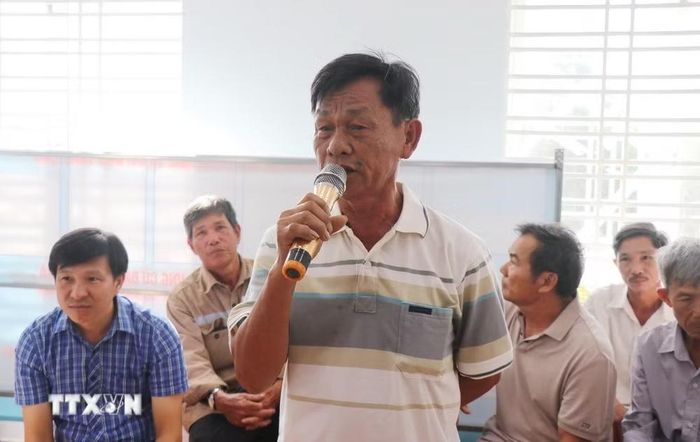 Người dân thôn Tuyết Diêm 3, xã Vạn Tường (Quảng Ngãi) trao đổi về Đề án tổ chức lại thôn trên địa bàn. (Ảnh: Phạm Cường/TTXVN)