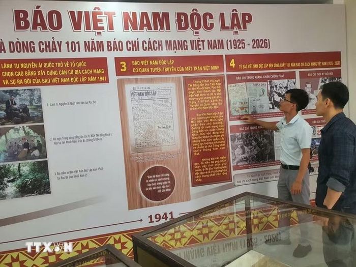 Các đại biểu đến dự tọa đàm “Báo Việt Nam Độc lập và dòng chảy 101 năm Báo chí cách mạng Việt Nam" và tìm hiểu về Báo Việt Nam Độc lập sáng 15/6/2026 tại Hà Nội. (Ảnh: Nguyễn Trọng Lịch/TTXVN)