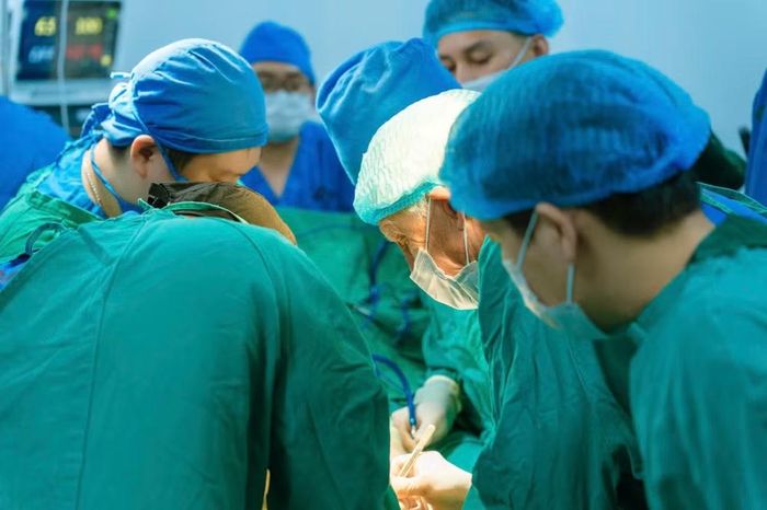 Các bác sỹ của chương trình thực hiện một ca phẫu thuật. (Ảnh: PV/Vietnam+)
