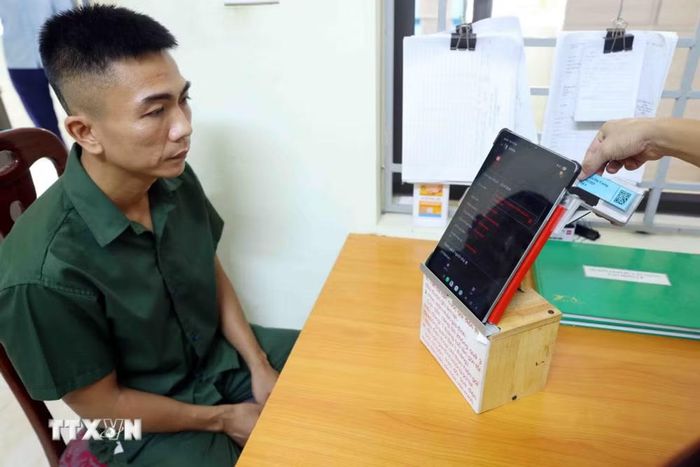 Do ảnh hưởng của ma túy, nhiều học viên gặp khó khăn về trí nhớ, thậm chí không còn nhớ chính xác số điện thoại của người thân. Việc tích hợp thông tin trong mã QR giúp họ dễ dàng kết nối với gia đình hơn. (Ảnh: Phạm Kiên/TTXVN)